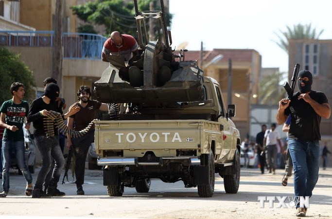 Các chiến binh Hồi giáo xung đột với lực lượng dân quân tại khu vực al-Lithi, thành phố biển miền đông Benghazi. (Nguồn: AFP/TTXVN)