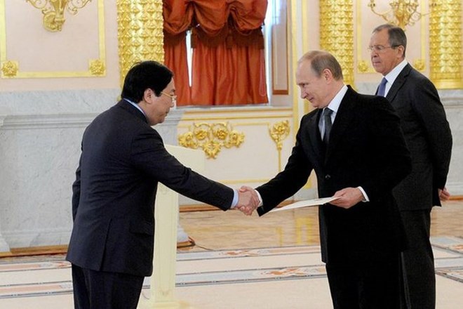 Đại sứ Nguyễn Thanh Sơn trình quốc thư lên Tổng thống Nga Vladimir Putin (Nguồn: Điện Kremlin)