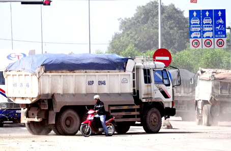 Xe ben cơi nới chở quá tải ồ ạt từ các mỏ vật liệu xây dựng chạy vào đường Võ Nguyên Giáp (ảnh chụp lúc 10 giờ 20 ngày 21-11-2014).  Ảnh: T.Toàn