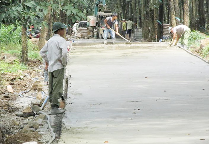 Bê tông hóa đường giao thông nông thôn ở huyện Thống Nhất (Ảnh: Kim Vũ)
