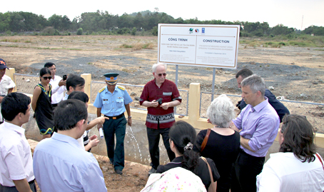 Đoàn thuộc Nhóm đối thoại Việt - Mỹ về giải quyết chất độc da cam/dioxin khảo sát tại một khu vực  ở sân bay Biên Hòa đang được xử lý ô nhiễm.