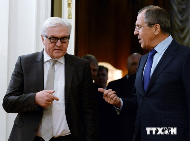 Ngoại trưởng Nga Sergei Lavrov (phải) gặp Ngoại trưởng Đức Frank-Walter Steinmeier (trái) ở Moskva, ngày 18/11. (Nguồn: AFP/TTXVN)