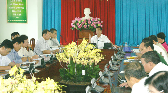  Đồng chí Trần Đình Thành, Ủy viên Trung ương Đảng, Bí thư Tỉnh ủy, Trưởng Tiểu ban văn kiện Đại hội Đảng bộ tỉnh lần thứ X chủ trì cuộc họp
