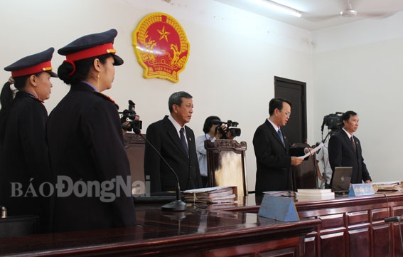  Đại diện Viện kiểm sát nhân dân huyện Nhơn Trạch công bố cáo trạng.
