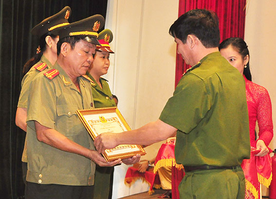  Đại tá Huỳnh Tiến Mạnh, Phó giám đốc Công an tỉnh tặng giấy khen cho các cá nhân, tập thể có thành tích tốt trong việc thực hiện nghị định về quản lý, sử dụng pháo.