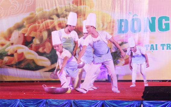 Màn múa minh họa tại Liên hoan ẩm thực Đồng Nai.