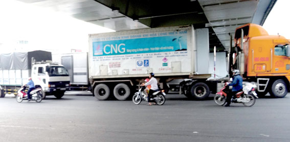 Người đi xe 2 bánh lưu thông bên trái đường khi đi ngang ngã tư Vũng Tàu (từ hướng Khu công nghiệp Biên Hòa 1). (Các ảnh được chụp chiều 6-12).