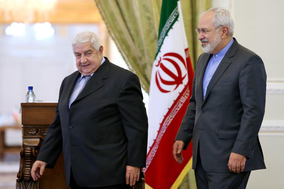 Ngoại trưởng Iran Mohammad-Javad Zarif (phải) vfa người đồng cấp Syria Walid al-Moallem. (Nguồn: AP)