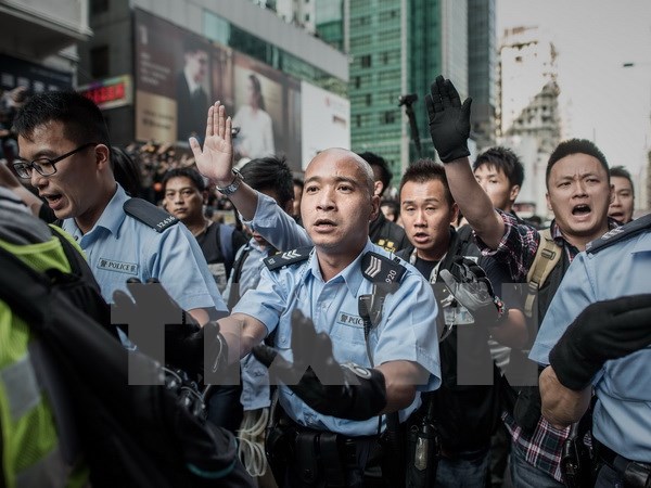 Cảnh sát Hong Kong làm nhiệm vụ giải tỏa các điểm biểu tình ở Mongkok. (Nguồn: AFP/TTXVN)