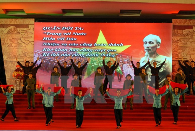 Tiết mục biểu diễn tại Cầu truyền hình “Vinh quang Bộ đội Cụ Hồ” Hội trường Thống Nhất, Thành phố Hồ Chí Minh. (Ảnh: TTXVN)