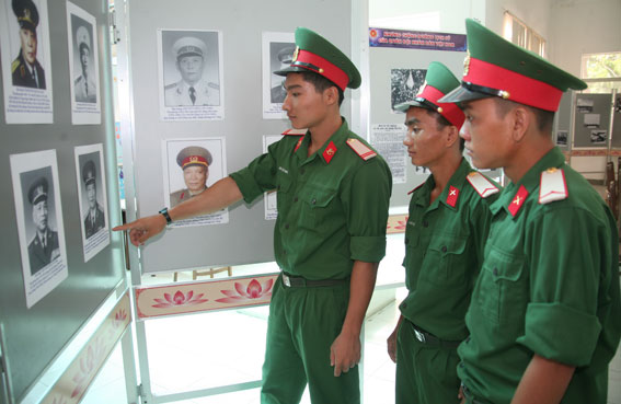 Cán bộ, chiến sĩ các lực lượng vũ trang trong tỉnh tham quan một số hình ảnh tại triển lãm.