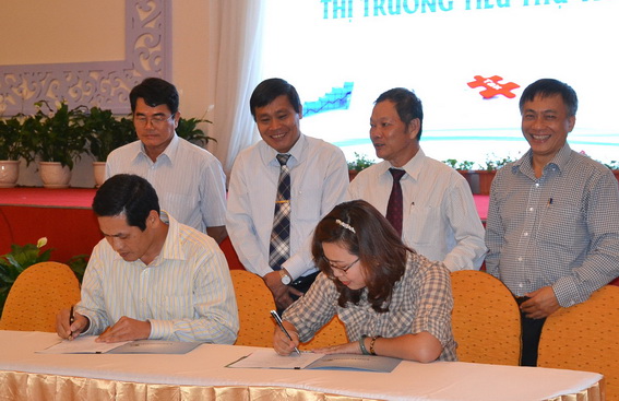 Phó chủ tịch UBND tỉnh Trần Minh Phúc (thứ 2 từ phải sang) chứng kiến ngân hàng cùng doanh nghiệp ký kết vay vốn tại hội nghị 