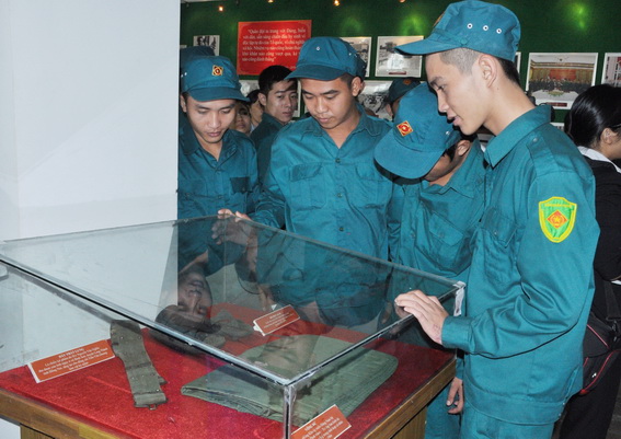 Các chiến sĩ trẻ dân quân tự vệ của Ban chỉ huy quân sự TP.Biên Hòa háo hức xem triển lãm
