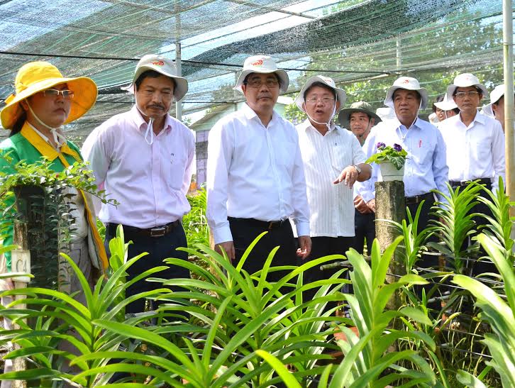 Bộ Trưởng Cao Đức Phát (thứ 3 từ trái qua), cùng Bí thư Tỉnh ủy Trần Đình Thành (thứ 2 từ phải qua) thăm mô hình trồng lan tại Trung tâm Ứng dụng công nghệ sinh học Đồng Nai (BT1 – K.Giới)