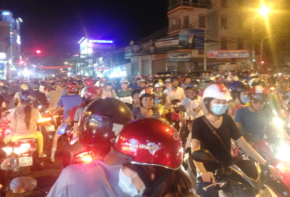 Gia thông tại ngã tư đường Phạm Văn Thuận - Võ Thị Sáu hỗn loạn bị kẹt cứng bới nhiều 