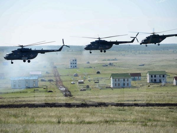 Máy bay lên thẳng của quân đội Nga tham gia một cuộc tập trận bắn đạn thật. (Nguồn: THX/TTXVN)