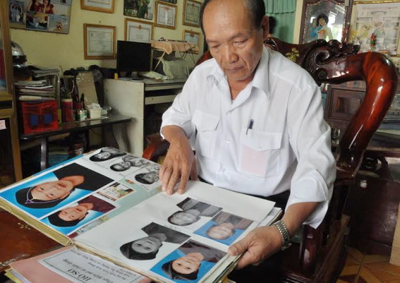 Họa sĩ Võ Tấn Thành kiểm tra lại các bức vẽ trước khi bàn giao cho gia đình 4 Bà mẹ Việt Nam anh hùng