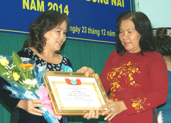  Bà NguyễnThị Thanh Hoa, Chủ tịch Hội Liên hiệp phụ nữ tỉnh trao giải nhất cho thí sinh Ngô Thị Kim Lan
