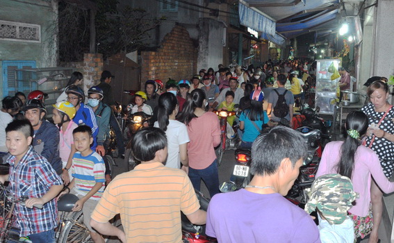 Các con đường nhỏ ở xóm đạo Tân Mai luôn đông người tham quan
