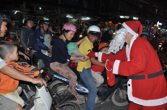 Ông già Noel xuống đường tặng quà cho các bé