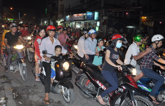 Trên đường Phạm Văn Thuận, các phương tiện giao thông đông đúc.