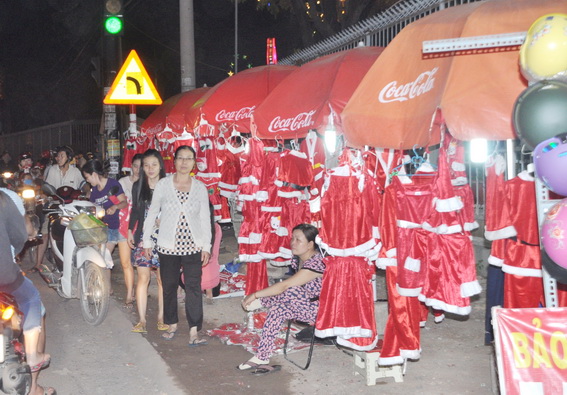 Quốc lộ 1A đoạn qua phường Tân Biên chuyên bán áo quần về ông già Noel