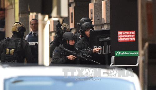 Cảnh sát triển khai để giải thoát các con tin khỏi quán cà phê Lindt Chocolat Cafe ở Sydney. AFP-TTXVN.