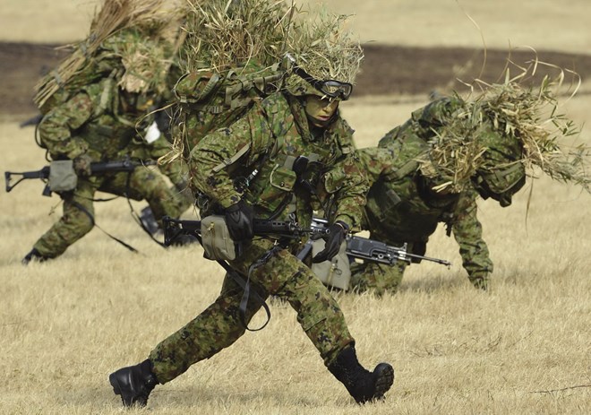 Lực lượng phòng vệ mặt đất Nhật Bản diễn tập chiến đấu. (Nguồn: AFP)