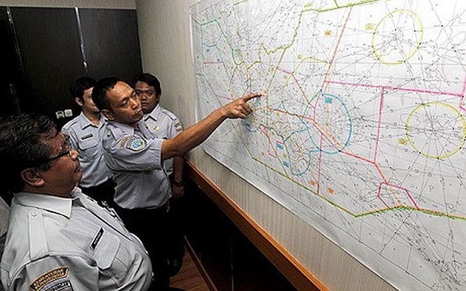 Các quan chức Indonesia khoanh vùng khu vực tìm kiếm máy bay QZ8501 của AirAsia. (Nguồn: AP)