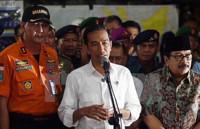Tổng thống Indonesia Joko Widodo (giữa) phát biểu trong cuộc họp báo ở Surabaya sau cuộc gặp với gia đình các nạn nhân vụ máy bay QZ8501. (Nguồn: AFP/TTXVN)