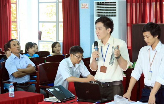 Sinh viên trình bày báo cáo khoa học tại hội thảo (ảnh: Diễm Nhi)