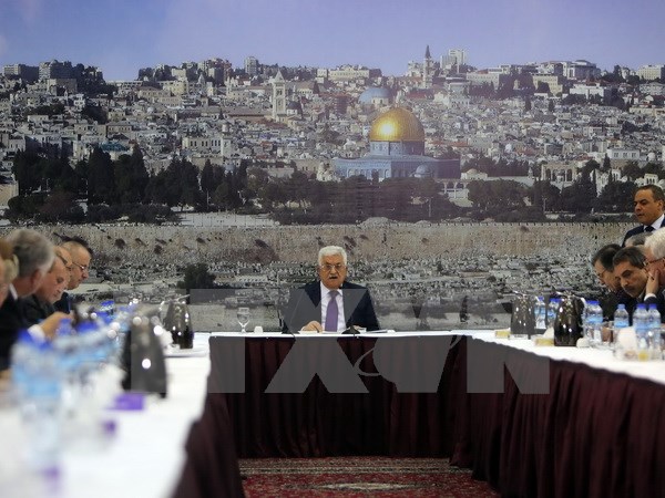 Tổng thống Palestine Mahmud Abbas (giữa) trong cuộc họp với các quan chức Palestine tại thành phố Ramallah, Khu Bờ tây ngày 18/12. (Nguồn: AFP/TTXVN)