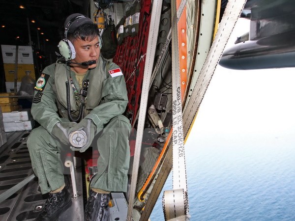 Lực lượng không quân Singapore tham gia chiến dịch tìm kiếm máy bay mất tích QZ8501 ngày 29/12. (AFP/TTXVN)