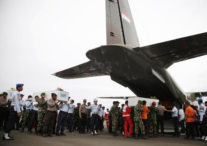 Thi thể các nạn nhân của chuyến bay QZ8501 được đưa về Surabaya (Nguồn: AP)