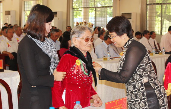 Phó bí thư Tỉnh ủy Phan Thị Mỹ Thanh thực hiện nghi thức trao tặng danh hiệu Nh