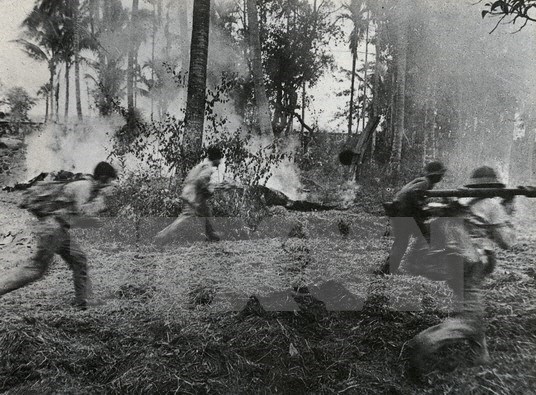 Lực lượng quân đội tình nguyện Việt Nam phản kích quân Pol Pot. Ảnh tư liệu. (Nguồn: TTXVN)