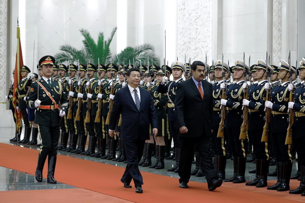 Tổng thống Nicolás Maduro (phải) trong chuyến thăm Trung Quốc. (Nguồn: Press Pool)