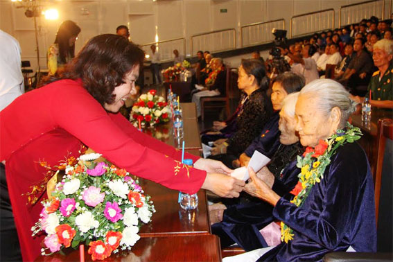  Chủ tịch Hội Liên hiệp Phụ nữ tỉnh trao quà cho các Mẹ Việt Nam anh hùng.