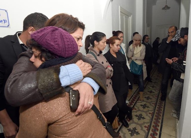 Các nhà báo tập trung tại Tunis sau khi nghe thông tin về vụ hành quyết. (Nguồn: AFP)