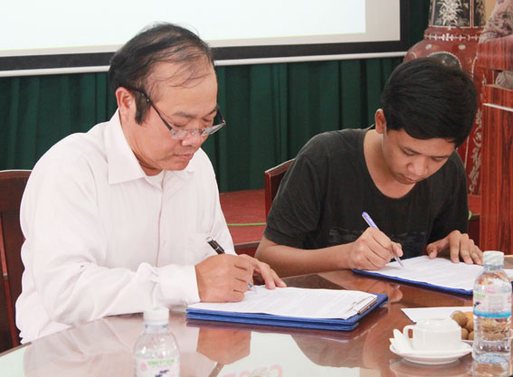 Đại diện Công ty phát triển KCN Sonadezi ký kết thỏa thuận với sinh viên
