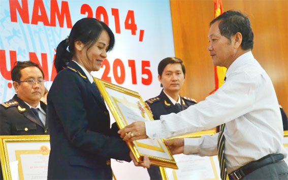 Phó chủ tịch UBND tỉnh Trần Minh Phúc trao Huân chương lao động hạng 3 cho các tập thể của Cục Hải quan Đồng Nai.