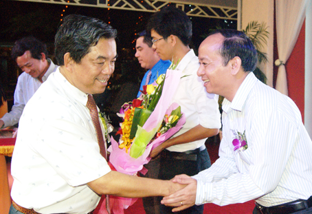 Trưởng ban Tuyên giáo Tỉnh ủy Huỳnh Văn Tới tặng hoa cho đại diện Tỉnh đoàn Đồng Nai, một trong những đơn vị tham gia đóng góp xây dựng tượng Lý Thái Tổ.
