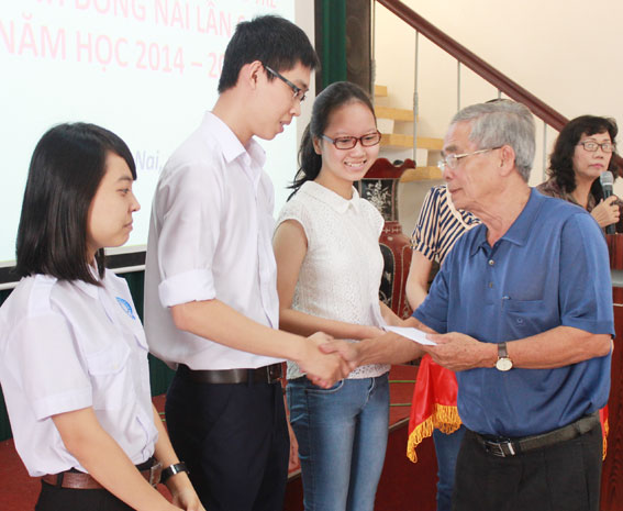 Ông Nguyễn Trùng Phương, Chủ tịch Hội Khuyến học tỉnh trao học bổng cho các sinh viên