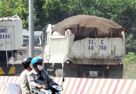 Một xe tải ben vi phạm cơi nới, chở có ngọn lưu thông trên đường Võ Nguyên Giáp từ hướng Trảng Bom về vòng xoay cổng 11 (TP.Biên Hòa).