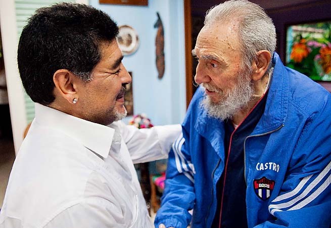 Diego Maradona gặp lãnh tụ Cuba Fidel Castro trong một chuyến thăm Cuba. (Nguồn: si.com)