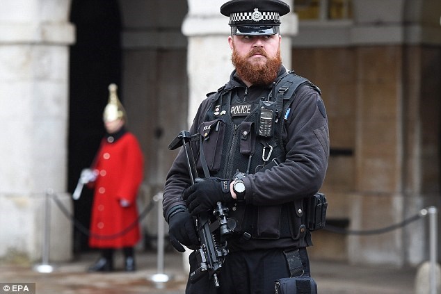 Một cảnh sát vũ trang canh giữ ở Whitehall, Anh. (Nguồn: EPA)
