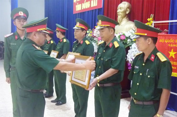 Thiếu tướng Phan Tấn Tài và Đ/C Đinh Quốc Thái tặng Bằng khen và cờ thi đua cho các tập thể, cá nhân có thành tích.