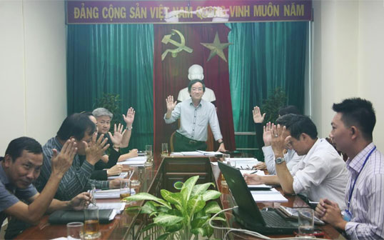 các thành viên trong Hội đồng thẩm định đề án “Quy hoạch tuyên truyền quảng cáo ngoài trời trên địa bàn tỉnh Đồng Nai đến năm 2020 định hướng đến năm 2025” biểu quyết thông qua đề án.