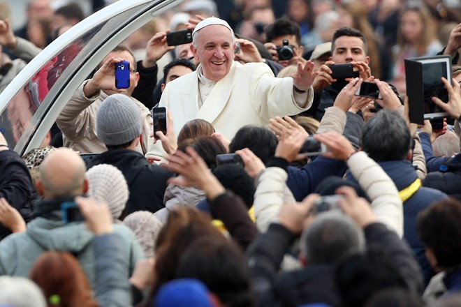 Giáo hoàng Francis I vẫy chào các tín đồ và người hâm mộ trong một chuyến thăm. (Nguồn: asiabizz.com)