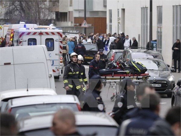 Cảnh sát và lực lượng cứu hộ được điều tới hiện trường vụ xả súng ở tòa soạn báo Charlie Hebdo. (Nguồn: AFP/TTXVN)